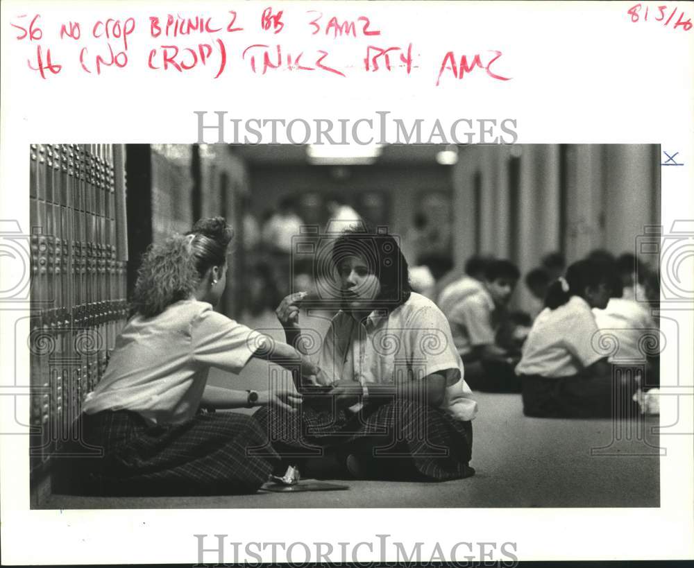 1987 Press Photo Students of Archbishop Hanna High School during recess - Historic Images