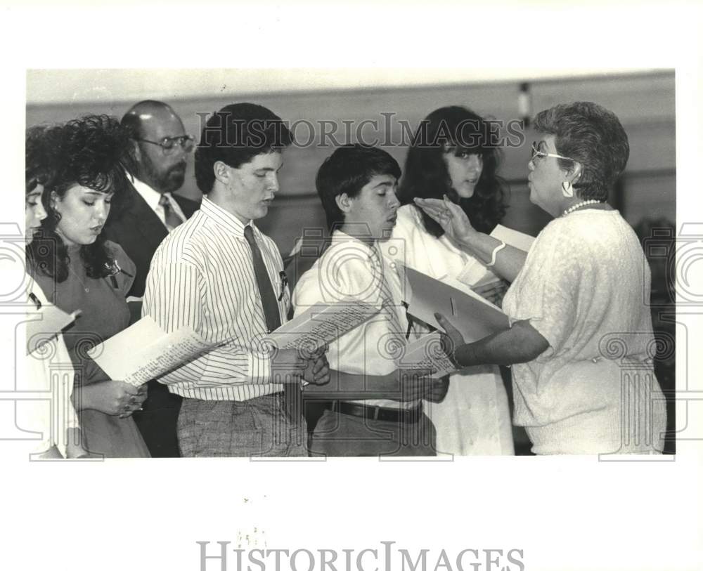 1988 Press Photo Lee Barcia directs Archbishop Hannan High School students - Historic Images