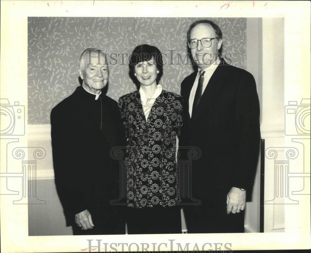 1994 Press Photo Archbishop Philip Hannan with Lynn and Arthur Mann at auction - Historic Images