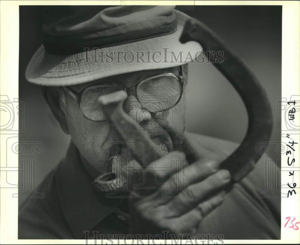 1989 Press Photo Ed LeBlanc plays horseshoes at Terrytown Playground - Historic Images