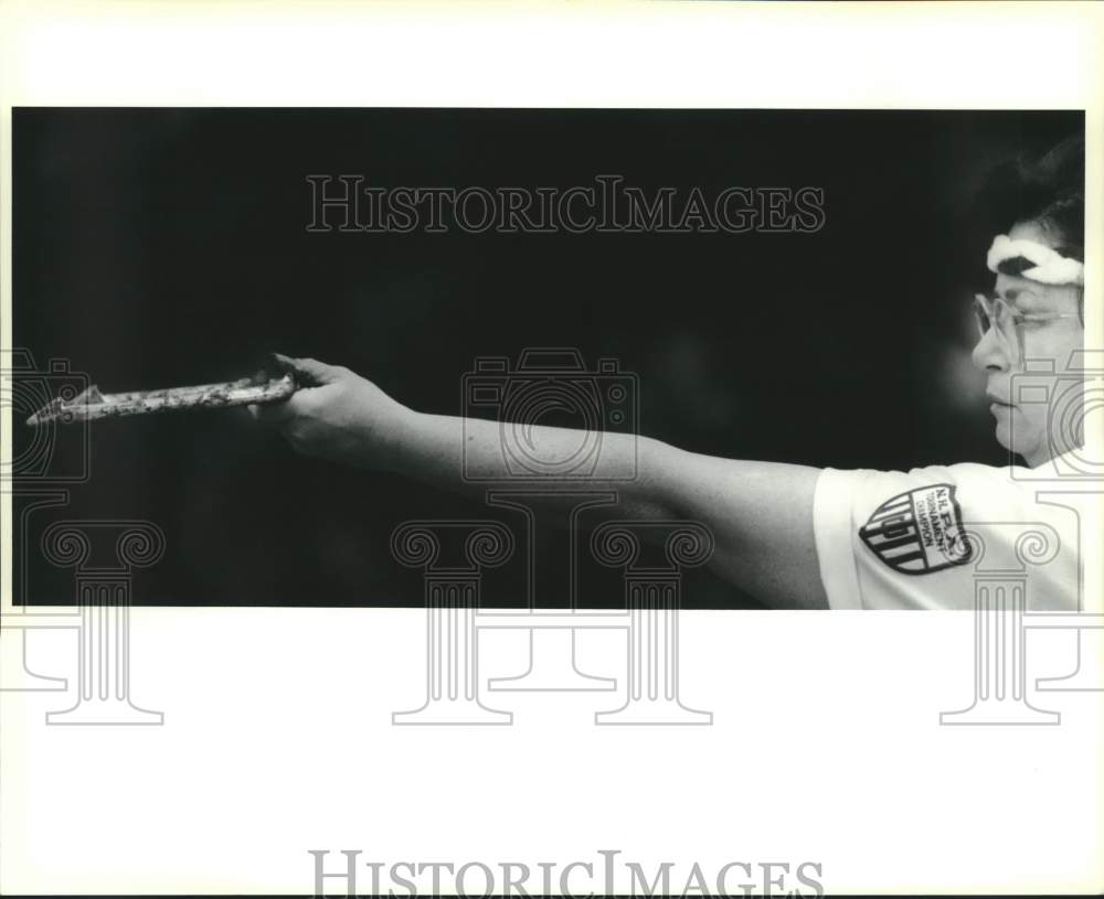 1992 Press Photo Linda Barris Carefully Aims Horseshoe Throw in Backyard Court - Historic Images