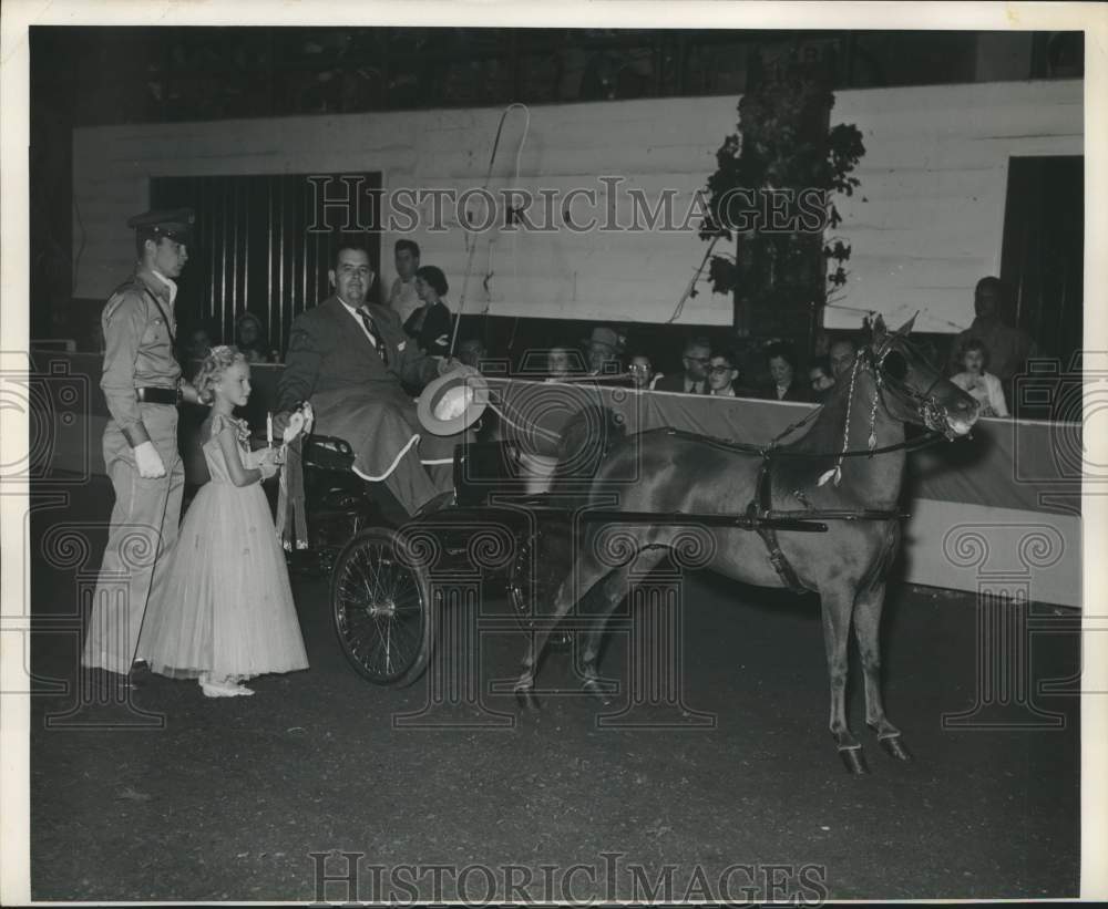 1955 Press Photo &quot;Cherry Berry B&quot; Driven by Trainer Roy Connor at Horse Show - Historic Images