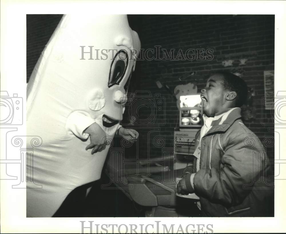 1994 Press Photo Michael Treaudo, Rosenwald student shows teeth to Hap ...