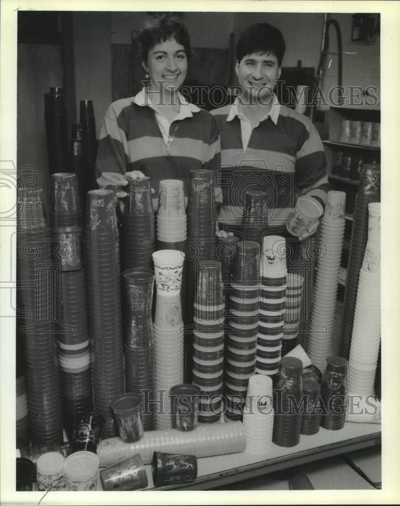 1989 Press Photo Pam and Mike Keller with advertising cups. - Historic Images