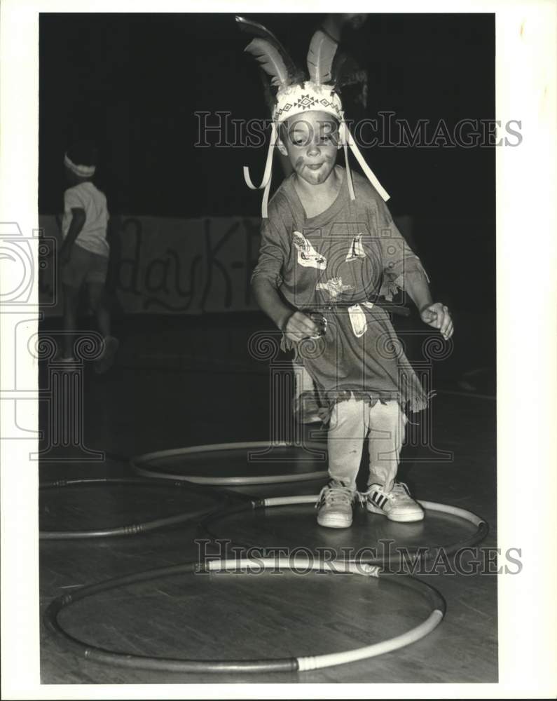 1988 Press Photo Robby Loepp, 7, goes through the Obstacle Course at Day Camp - Historic Images