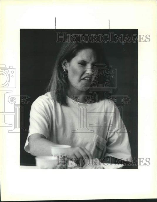 1990 Press Photo Student Mary McElroy Shows Displeasure at Lunch Room Taste Test - Historic Images