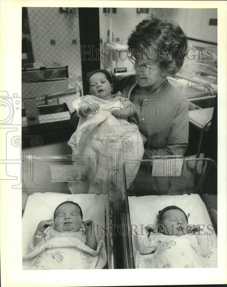 1988 Press Photo Newborns babies at Highland Park Hospital wear Santa&#39;s hats - Historic Images