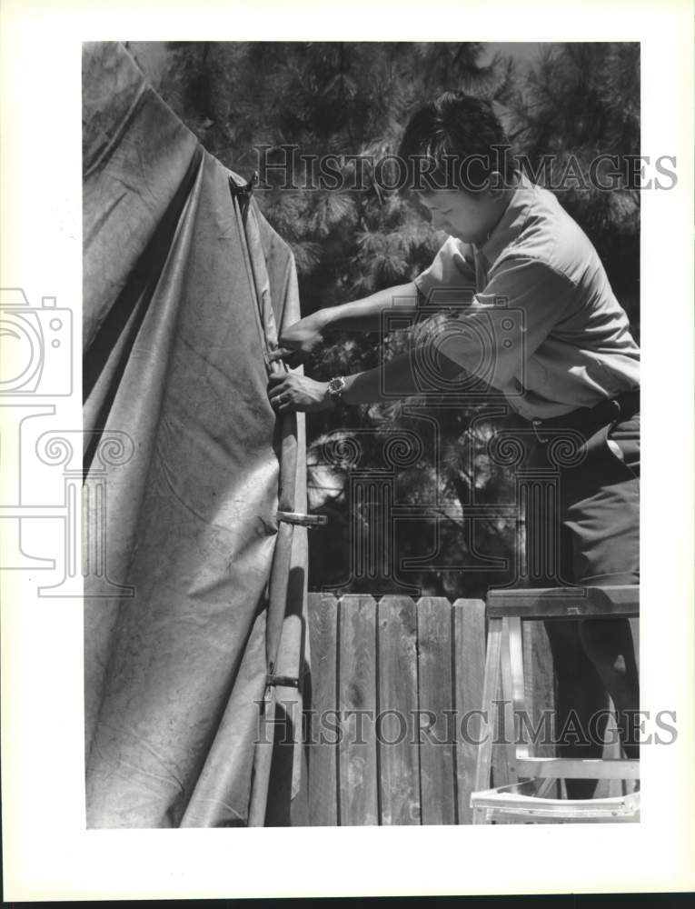 1994 Press Photo Peter Domingo during house fumigation at Schnell Drive in Arabi - Historic Images