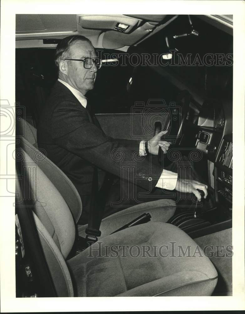 1987 Press Photo Philip Hutchinson Jr. drives an Audi at Omni Royal Hotel - Historic Images