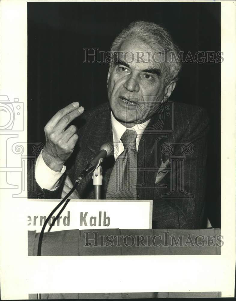 1984 Press Photo Bernard Kalb, NBC correspondent expresses point in New Orleans- Historic Images