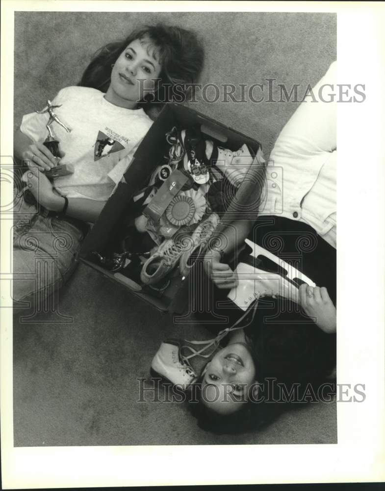 1994 Press Photo Former skaters Angela and Juanita Kain show skating materials - Historic Images