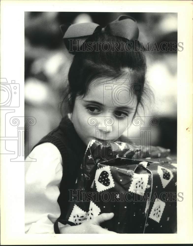 1988 Press Photo Lisa Giurintano holds gift for &quot;Adopt A Family Program&quot; - Historic Images