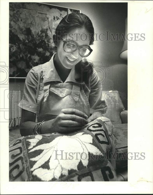 Press Photo Micaela "Kell" Kelly, needlepoint enthusiast, finishing her work - Historic Images