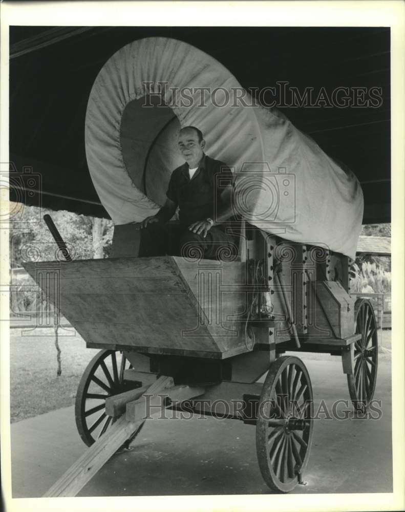 1989 Press Photo an Crawford sits atop Kenner&#39;s Veterans Memorial Park&#39;s wagon - Historic Images