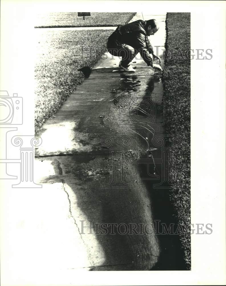 1987 Press Photo Kenner Department of Wastewater Operations worker scoops water - Historic Images