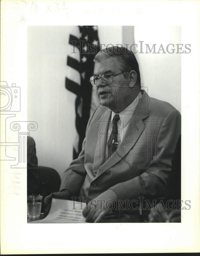 1991 Press Photo EEOC Chairman Evan J. Kemp Jr, announces sex lawsuit - Historic Images