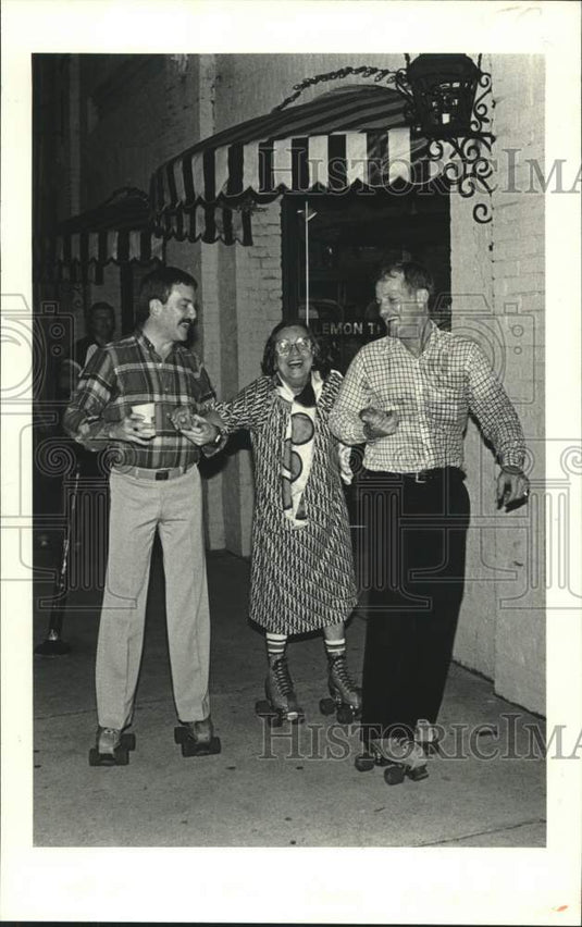 1988 Press Photo Ruth Kempf's birthday party, she and her guests on roller skate - Historic Images