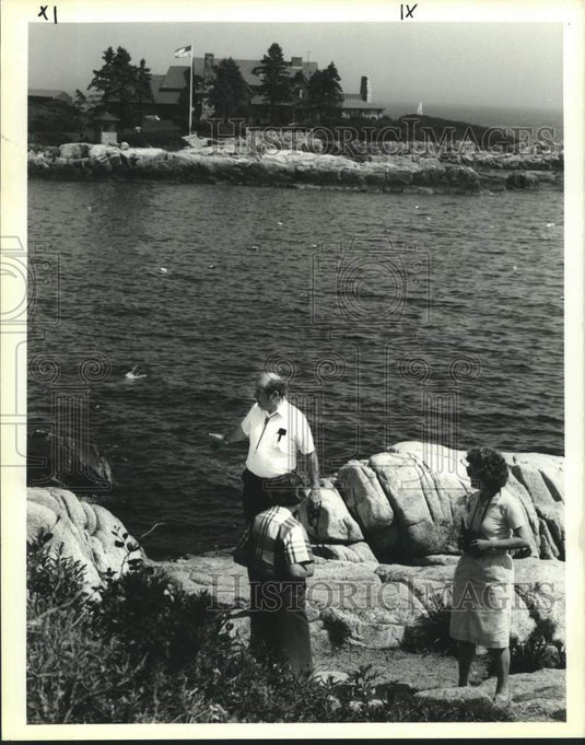 1988 Press Photo Tourists view George Bush's home in Kennebunkport, Maine - Historic Images