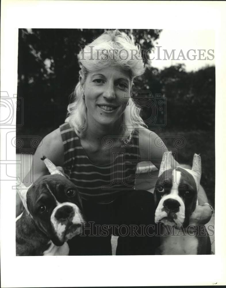 1992 Press Photo Trainer Susan Kelly with two of her dogs Noble and Beau - Historic Images