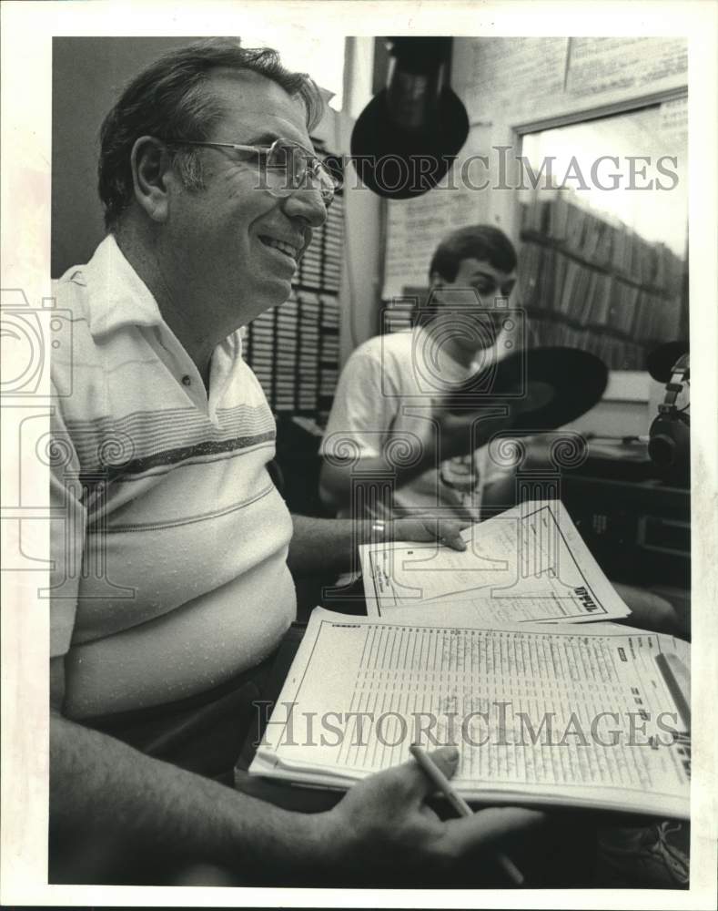 1988 Press Photo Tulane University president Dr. Eamon Kelly DJ at WTUL station - Historic Images