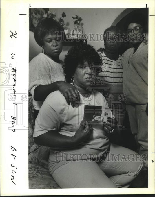 1989 Press Photo Gail Kelly holds a picture of her late son Melvin Kelly. - Historic Images
