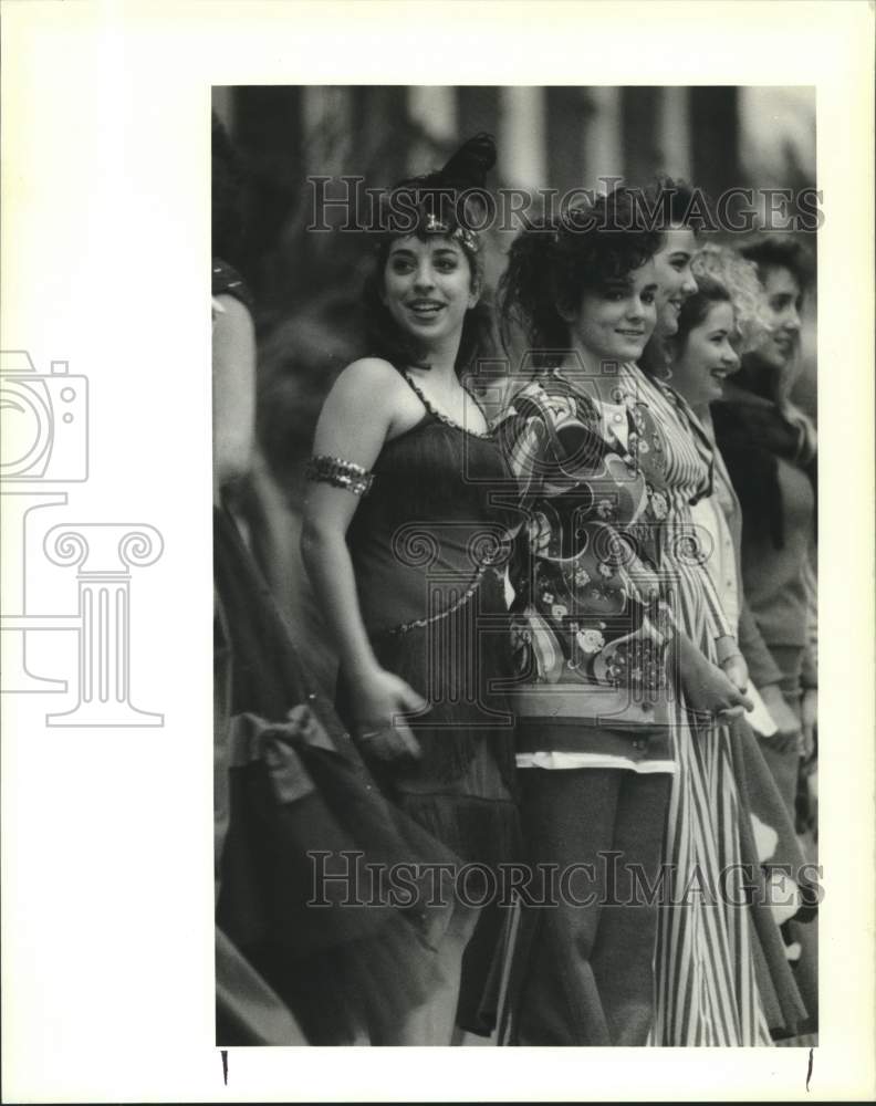 1989 Press Photo Students participate in Newcomb College 1920&#39;s Fashion Show - Historic Images