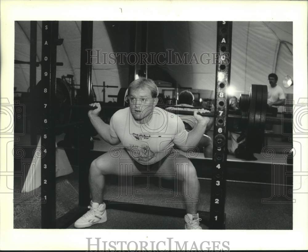 1988 Press Photo Weightlifter Jesse Kellum Demonstrates Lifting Prowess - Historic Images