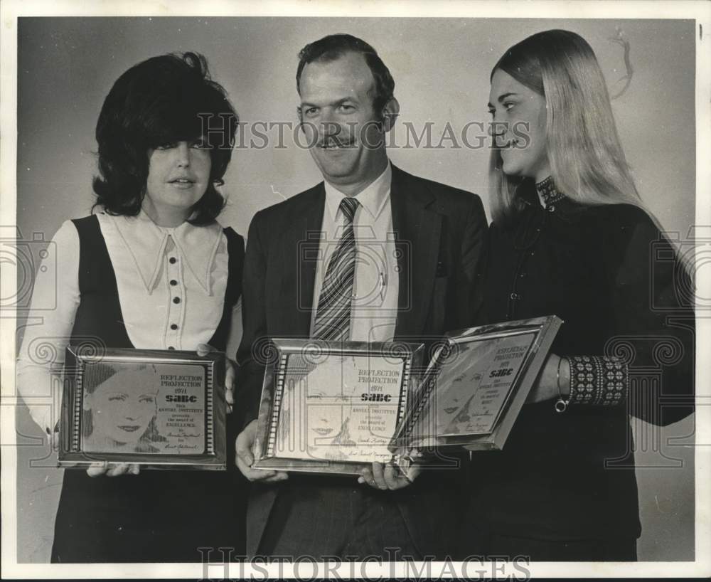 1971 Press Photo Members of IABC New Orleans Chapter Display Plaques R ...