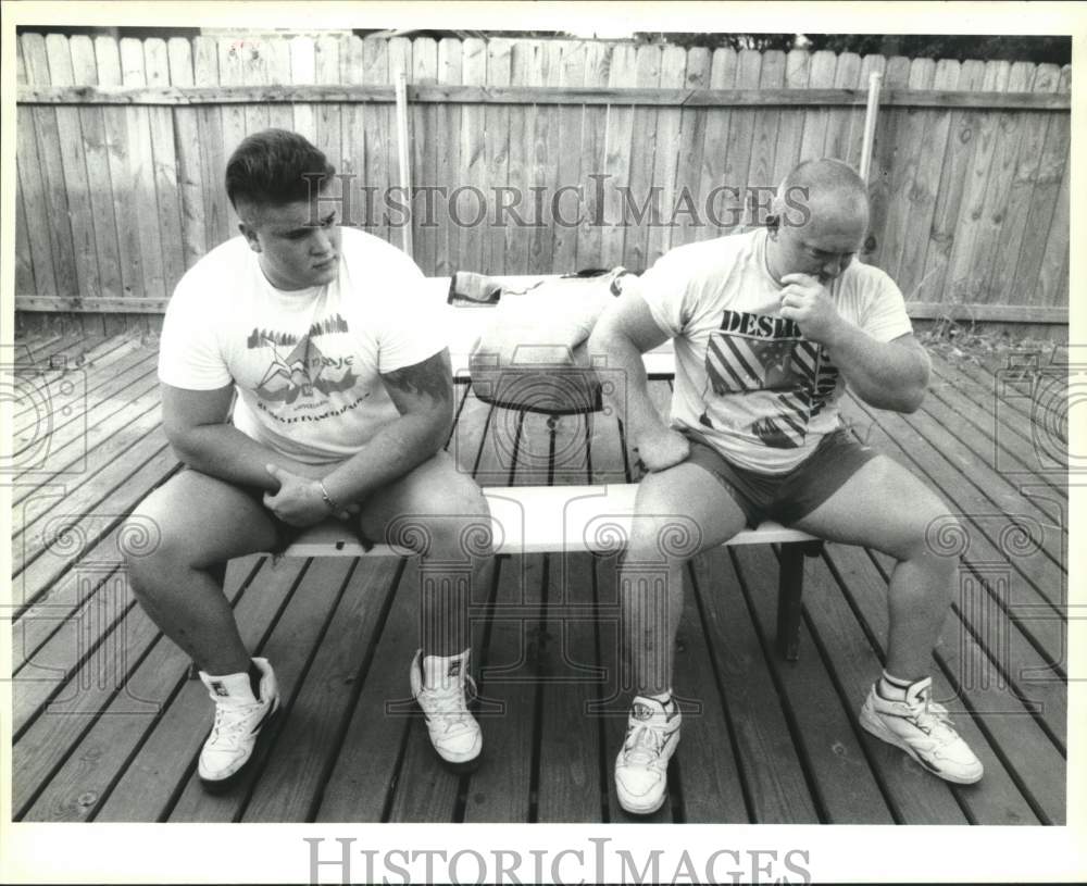 1992 Press Photo Jessen Kellum after missing first attempt at benching 610lbs - Historic Images