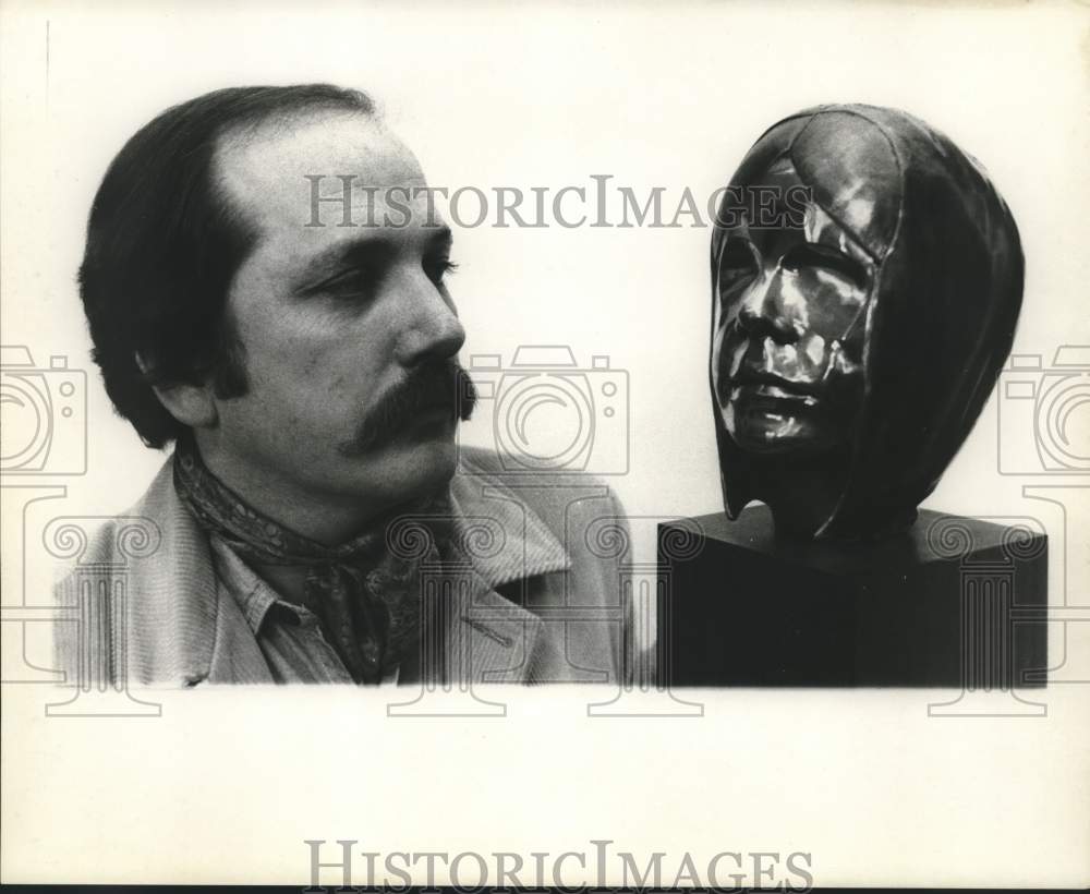 1970 Press Photo James Keller with his sculpture - nob46620-Historic Images