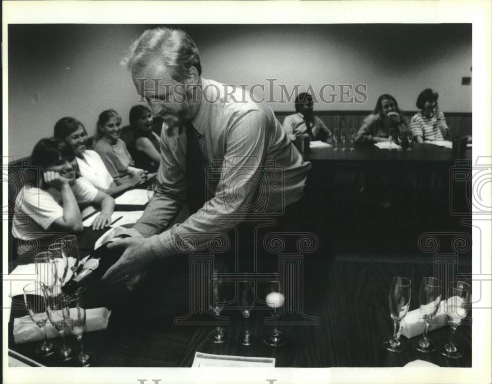 1993 Press Photo Kevin Kelley during wine tasting class at Delgado Community - Historic Images