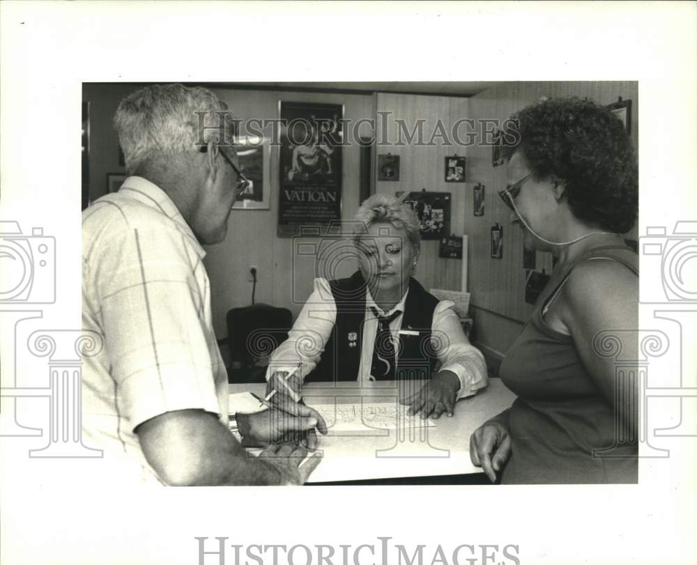 1986 Press Photo Vickie Noel of Kenner Visitors Center outlines map for visitors - Historic Images