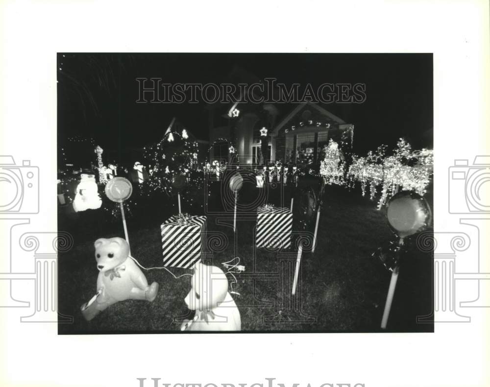 1994 Press Photo Christmas Light decorations at #50 Chateau Rothschild Drive - Historic Images