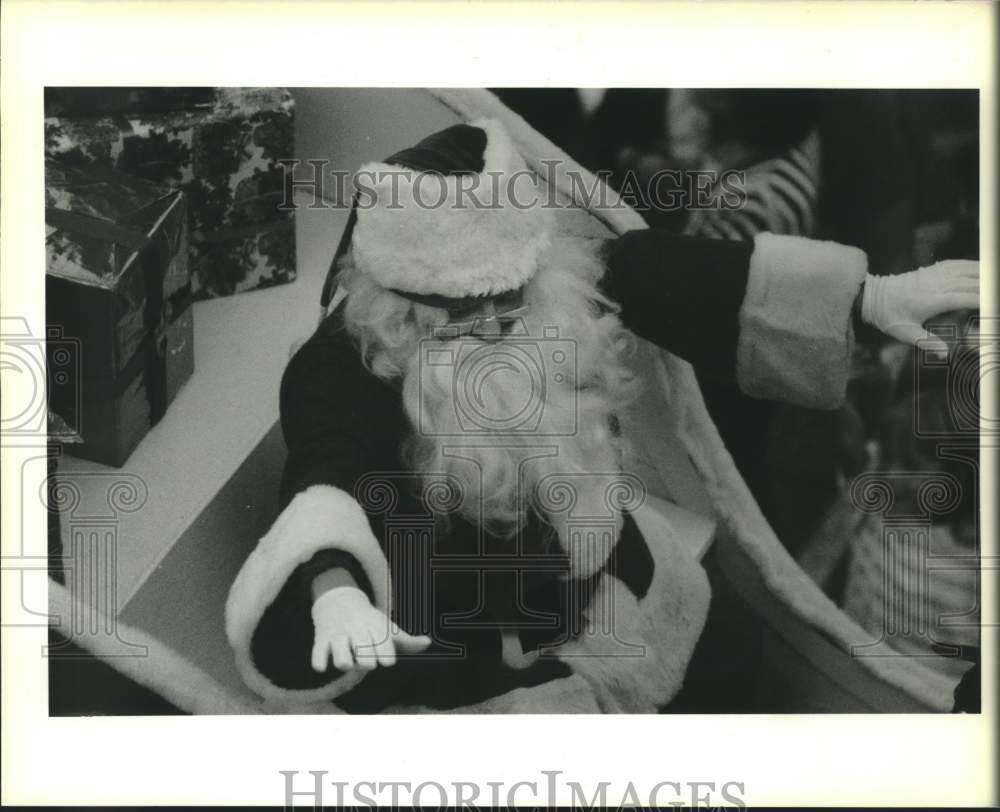 1988 Press Photo Santa Clause waves from his float in Kenner's Christmas Parade - Historic Images