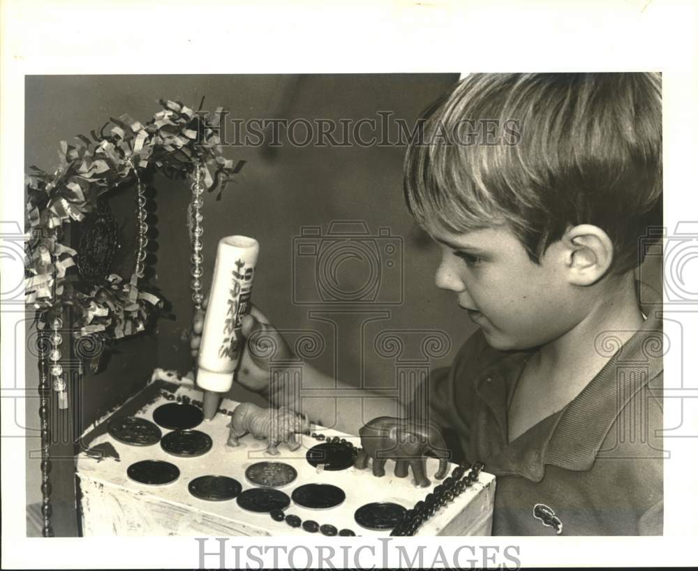 1988 Press Photo Pete Casserleigh making art at Harold Keller Elementary school - Historic Images