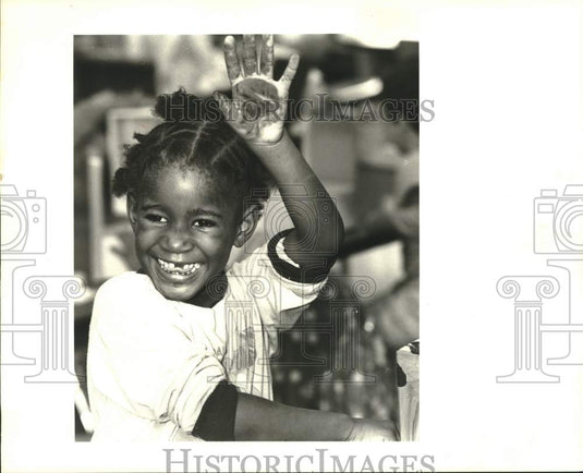 1988 Press Photo Lorian Garcia with paint on hands at Harold Keller Elementary - Historic Images