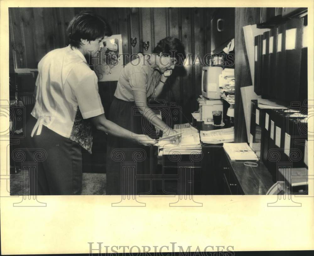 1990 Press Photo Bone Marrow Donor Volunteers in their home office in Mandeville - Historic Images