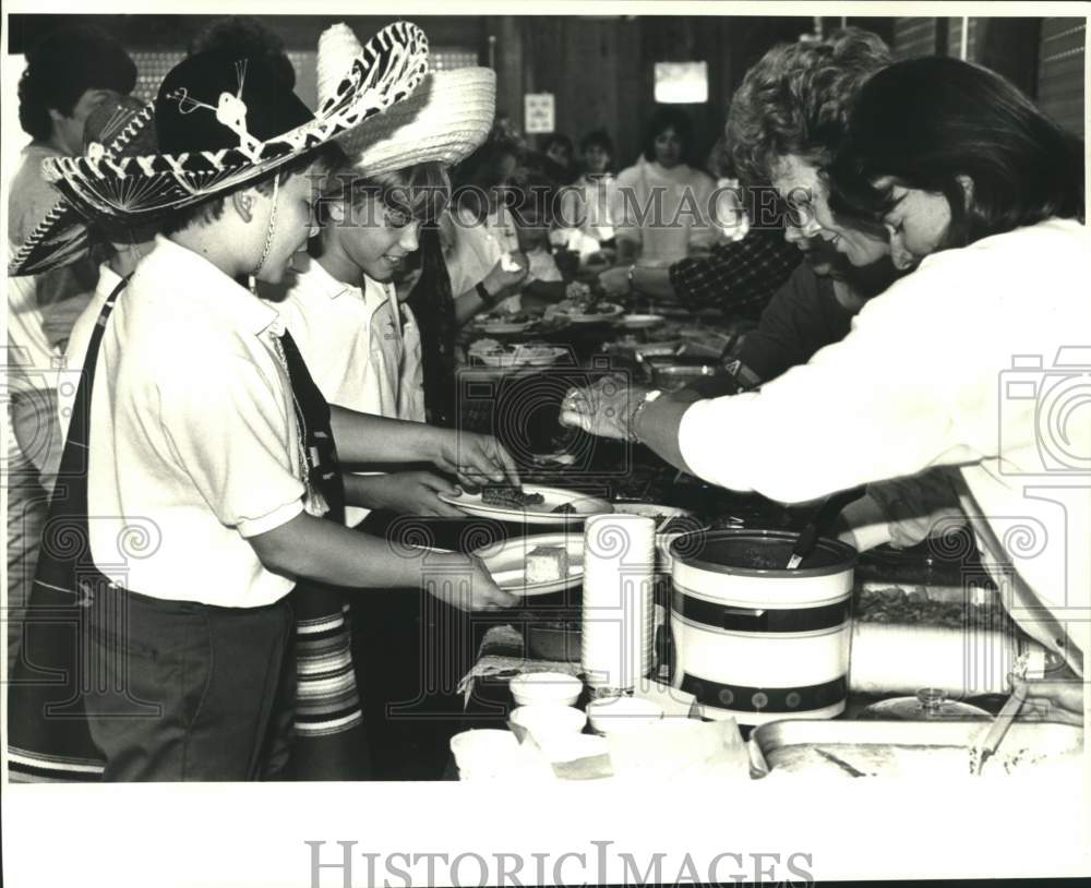 1987 Press Photo Chris Larue at Mexican Food Tasting Party -Kehoe-France School - Historic Images