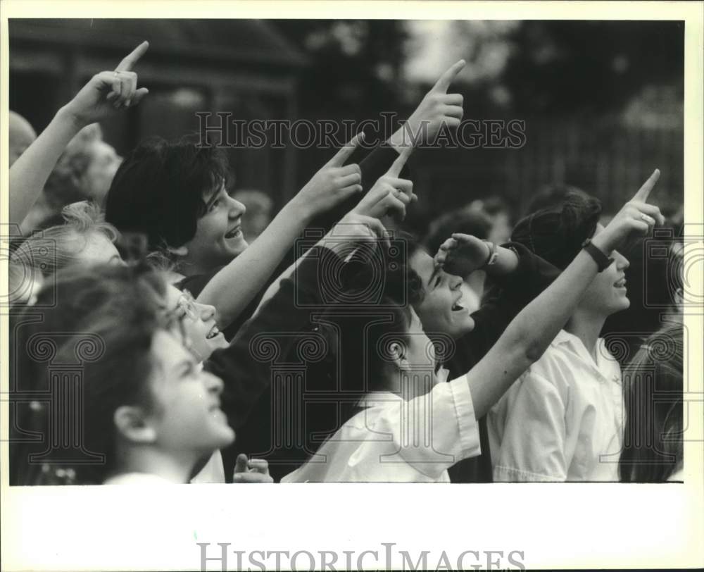 1989 Press Photo Black Hawk helicopter flyby at Kehoe-France School in Metairie - Historic Images