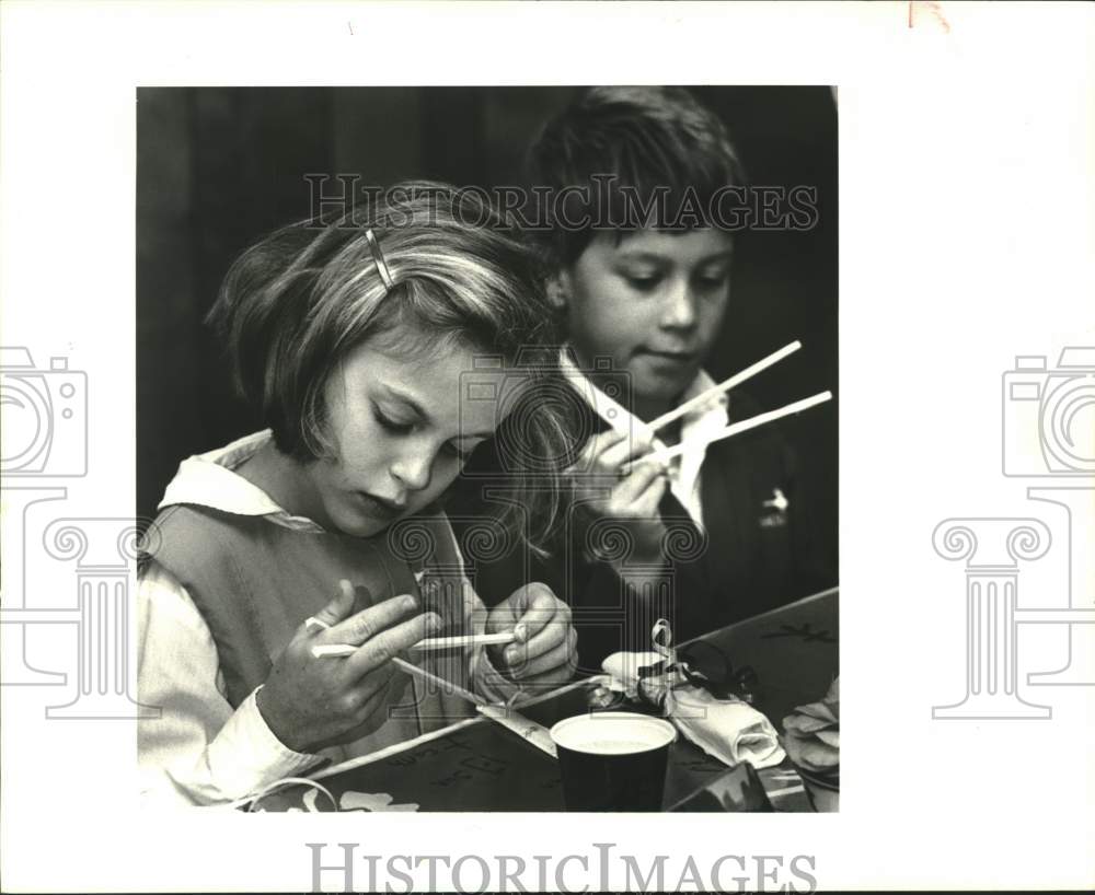 1988 Press Photo 4th Graders Try Chopsticks-Chinese Day Meal-Kehoe France School - Historic Images