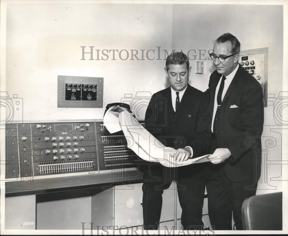 1966 Nathaniel Curtis &amp; Captain James Arnold look at blueprints - Historic Images