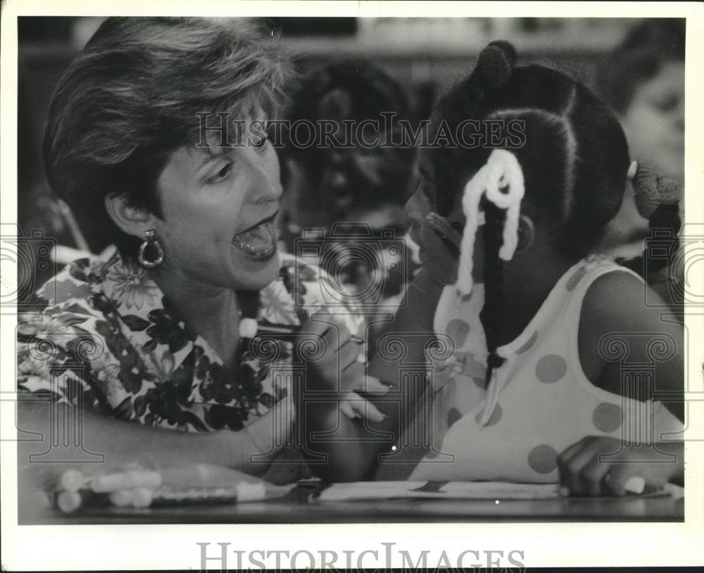 1992 Press Photo Chahta-Ima teacher Cathleen Huval helps Arian Batiste - Historic Images