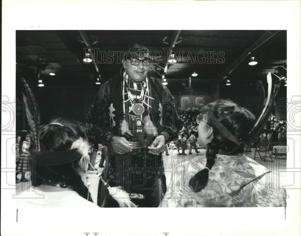 1992 Press Photo Houma Indian Joe Dardard talks to students after performance - Historic Images