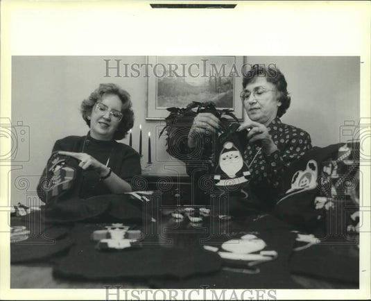1988 Press Photo House of Ruth members prepare Christmas stockings - Historic Images