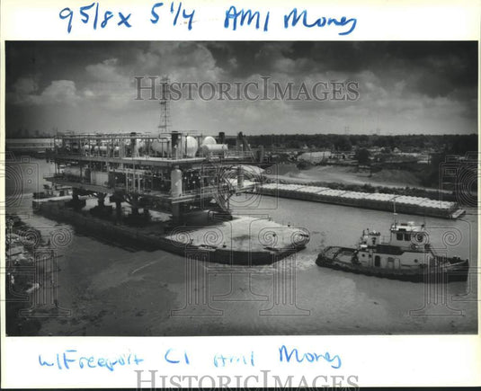 1991 Press Photo Housma Industries' platform towed down the Harvey Canal - Historic Images