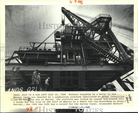 1988 Press Photo Workers dwarfed by platform fabricated at Houma Industries Inc. - Historic Images