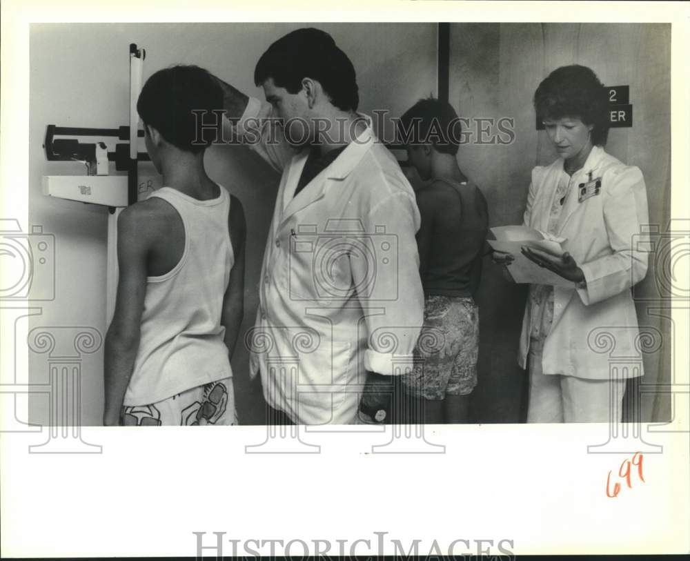 1988 Press Photo David Carter &amp; Kenny Carter checked at Highland Park Hospital - Historic Images