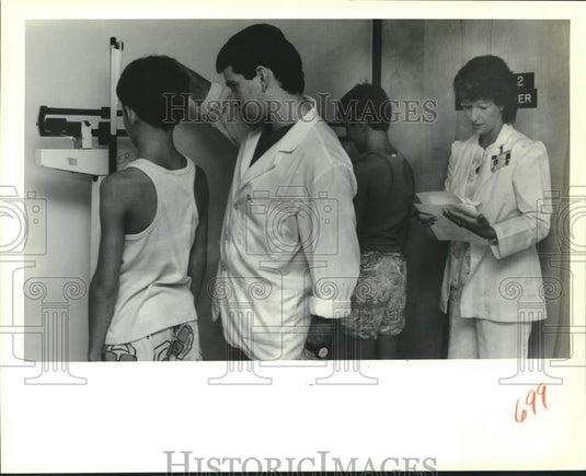 1988 Press Photo David Carter & Kenny Carter checked at Highland Park Hospital - Historic Images
