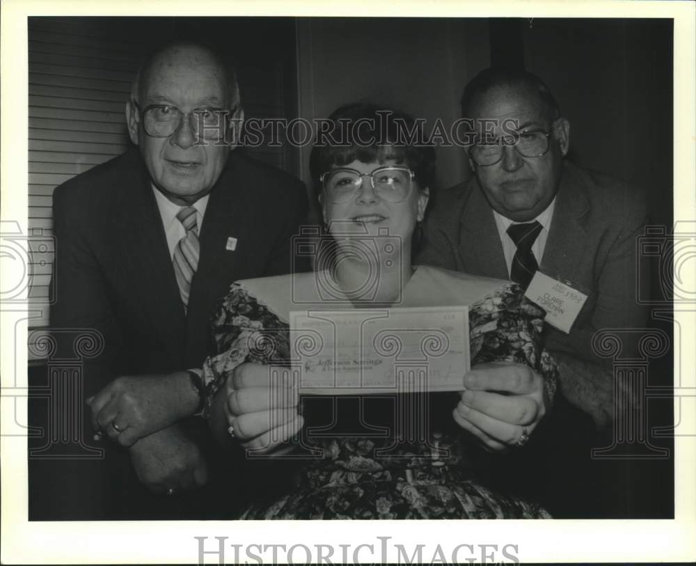 1990 Press Photo Lisa Keith holds check presented by Ed Olsen, AARP president - Historic Images