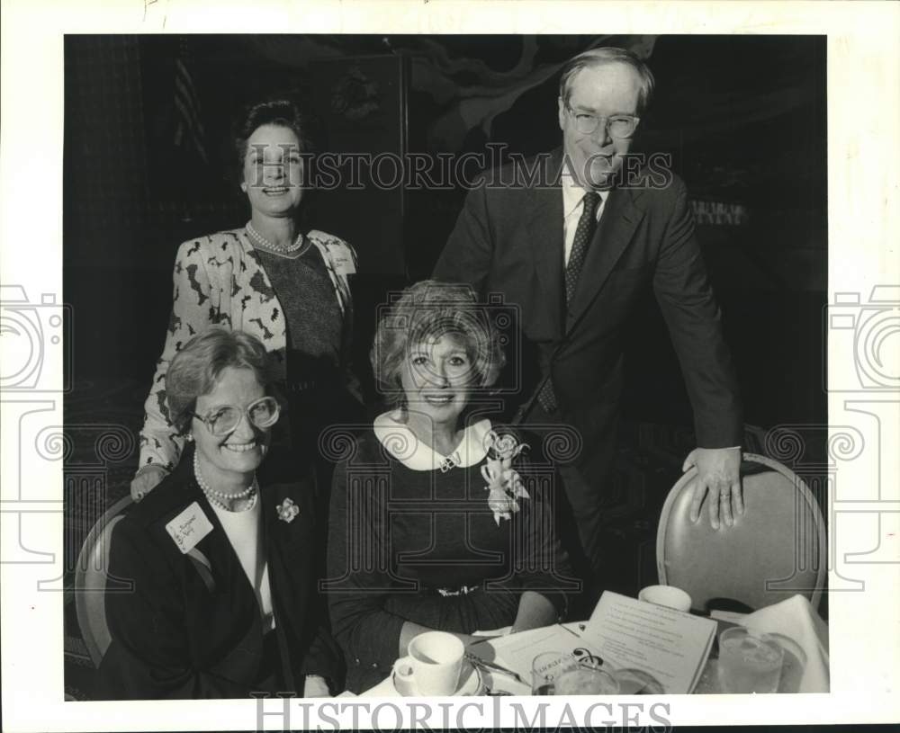 1988 Press Photo Beverly Sills with guests at a fund raising dinner - Historic Images